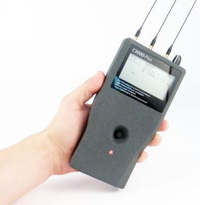 Антижучок "C-3000-Plus" достаточно небольшой для профессионального устройства, что делает его удобным в использовании и переноске