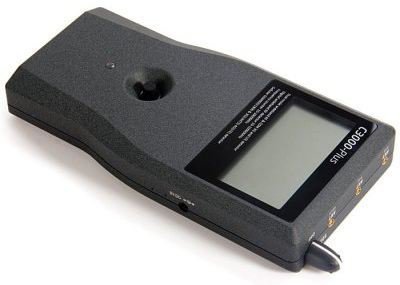 Регулятор чувствительности у прибора расположен сверху рядом с разъемами для внешних антенн